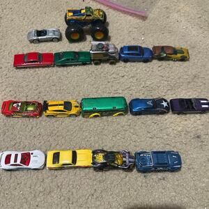 16 Extra cars, matchbox, hot wheels and others.